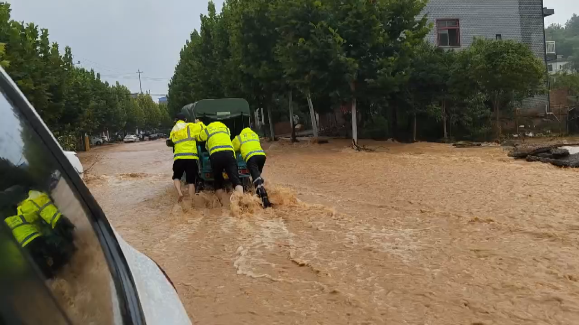 强降雨致多地受灾 (2).bmp