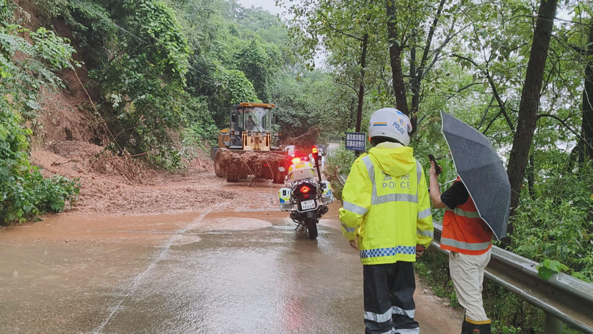 强降雨致多地受灾 (1).bmp